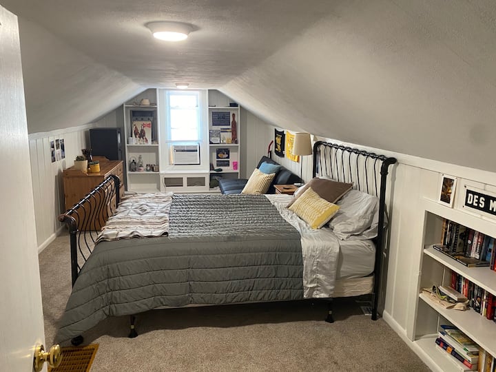 غرفة نوم في الطابق العلوي