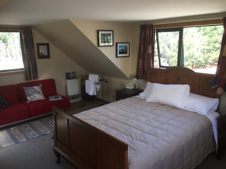 Cozy Loft suite with beautiful mountain views, bright  , comfy, quiet  and private Queensize bed!