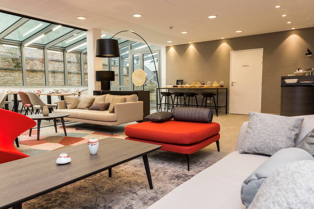 Meet friends and fellow travellers in the modern and cozy communal areas, featuring free Wi-Fi!