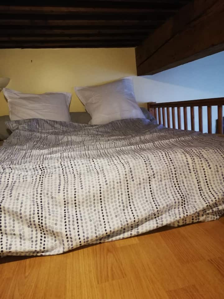 Chambre mezzanine pour 1 ou 2 personnes. Les enfants adorent son passage secret pour y accéder 