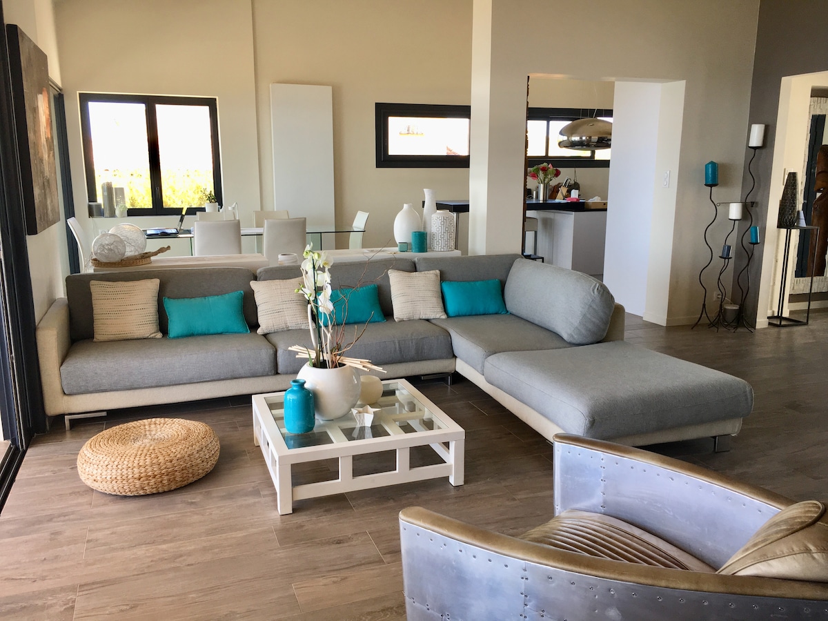 Top Airbnb: Panoramic sea view house with pool 4 min to beach in Sausset Les Pins