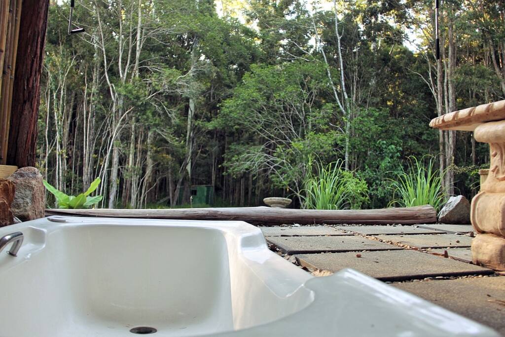 Bathing with forest views and the sounds of nature. Ahhhhhh.