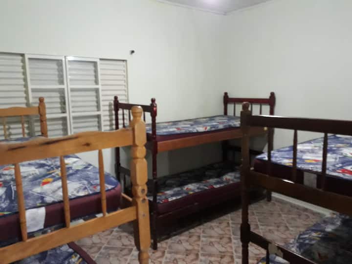 4 საძინებელი 25-მდე საწოლით. 