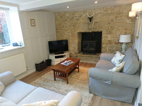 Popular Airbnb listing: The Pippins, a Cotswold cottage & garden - parking in Stow On The Wold