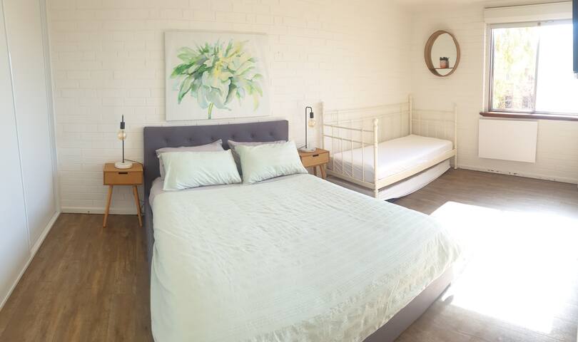 City apartment, Great location, free bus & wifi