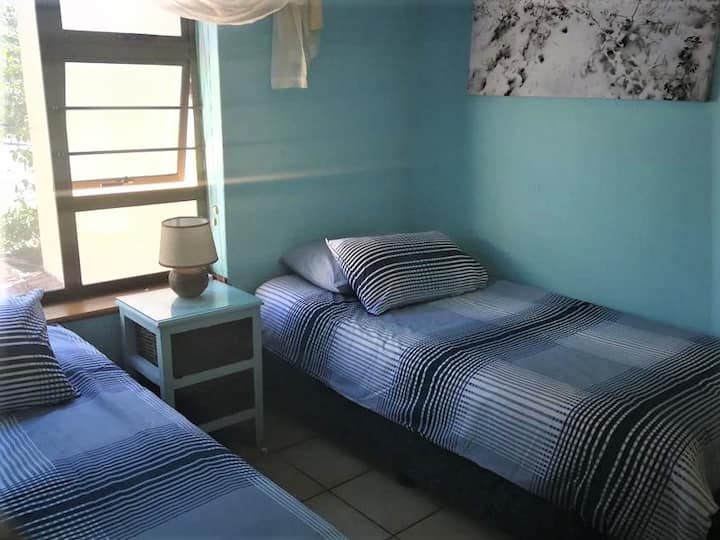 Chumba cha kulala cha pili ni chumba maridadi cha watu wawili kilicho na nafasi kubwa ya kabati na sehemu salama kwa vitu vyako vya thamani