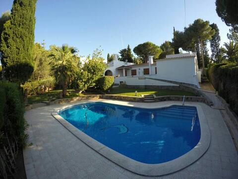 Mediterránean villa with pool