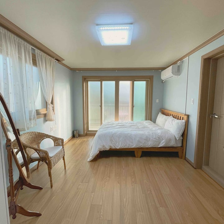 ห้อง 2 (ระเบียง) บนชั้น 2