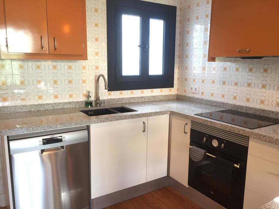 Cocina completa, lavavajillas, cocina de inducción, horno, microondas, lavadora.