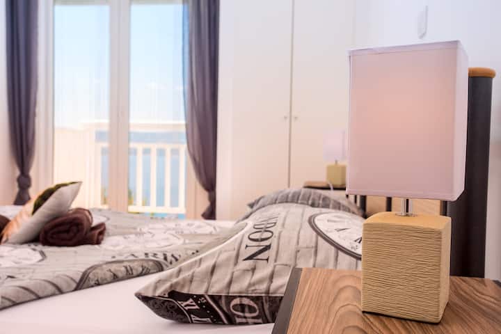 Pekný výhľad na more priamo z postele.