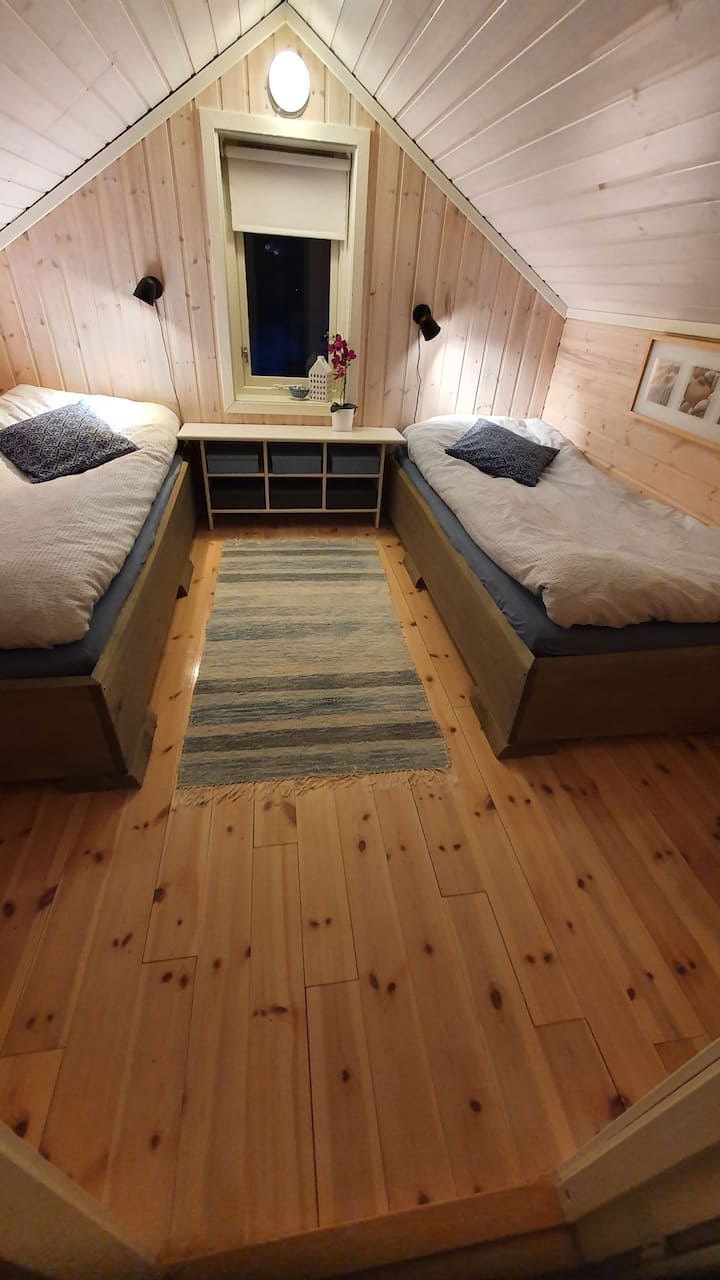 Spálňa v podkroví. Prikrývky 140×220 (prenájom posteľnej bielizne a uterákov 160 NOK na osobu)