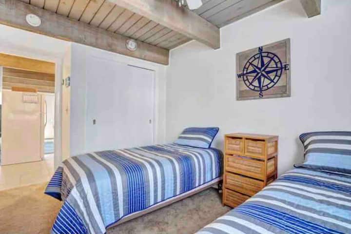 2 брачни кревета, тавански вентилатор