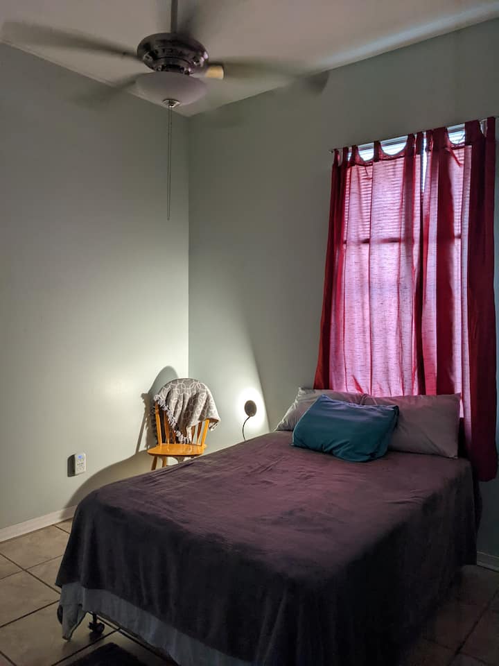 חדר שינה עם מיטה בגודל מלא 