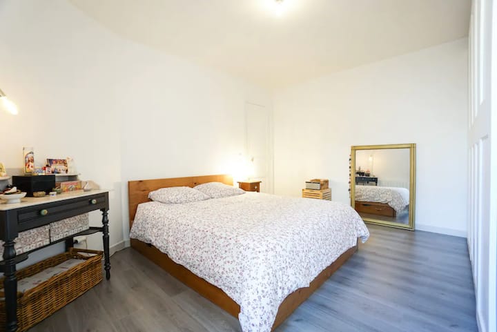 Chumba cha kulala na kitanda cha upana wa futi tano