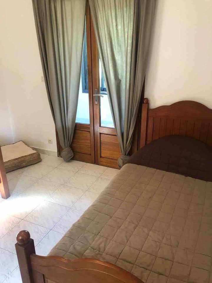 Dhomë me ajër të kondicionuar me 2 90 x 190 krevate me pamje nga një lozhë shumë e ndritshme.