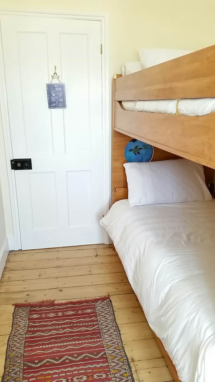 Dhoma e gjumit 2 në katin e dytë, me pamje nga deti dhe krevate Gautier me madhësi të plotë