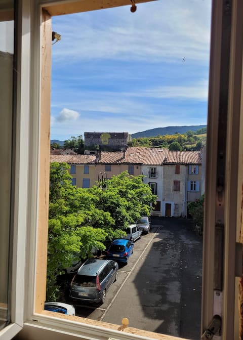 Characterful 2-bedroom home with Château views