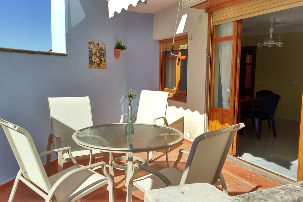 A la terraza de la planta baja se accede desde el salón