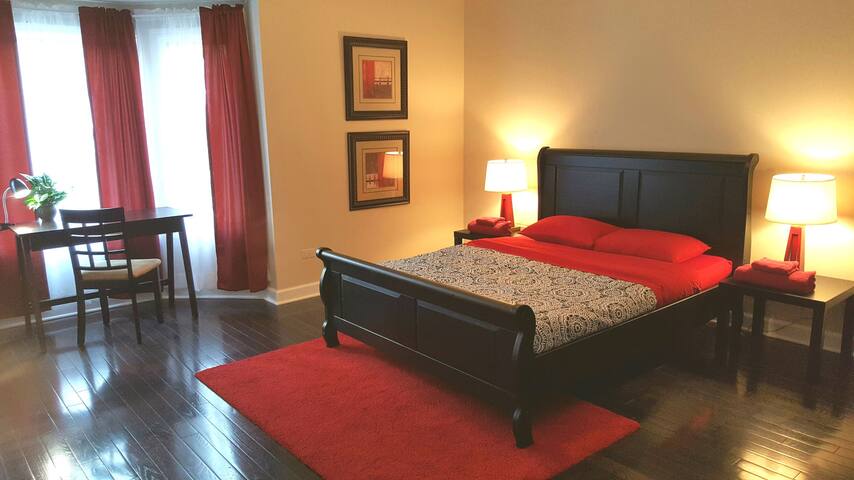 LARGE MASTER SUITE, PRIVATE BATHROOM, FREE PARKING