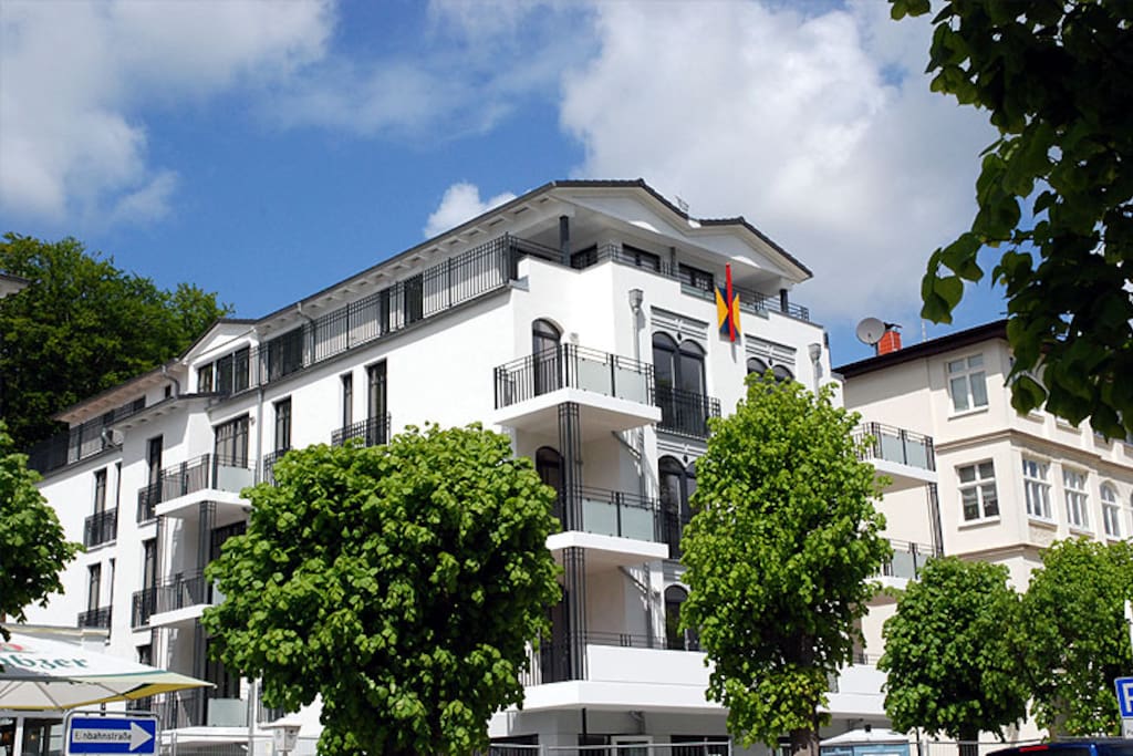 Die Hausansicht der Villa Lena im Ostseebad Sellin auf Rügen.