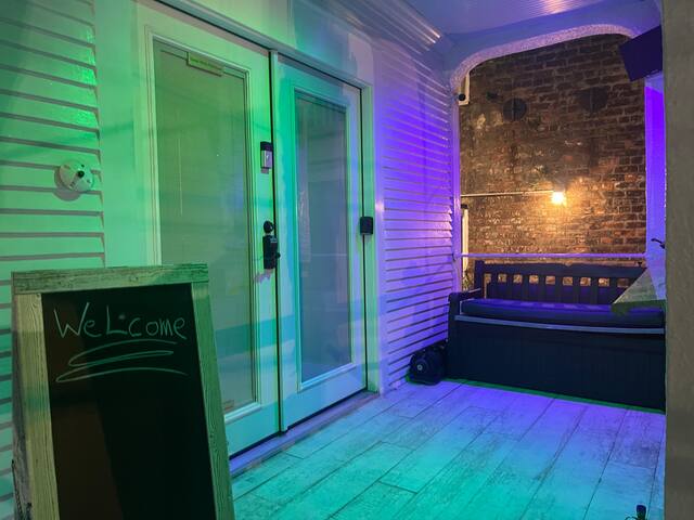 Sweet White Penthouse ,MagazineSt HOT TUB gallery image 5