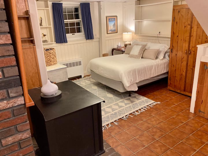 ห้องนอน 3 พร้อมเตียงเต็มรูปแบบตั้งอยู่ในชั้นใต้ดินที่สร้างเสร็จแล้ว 