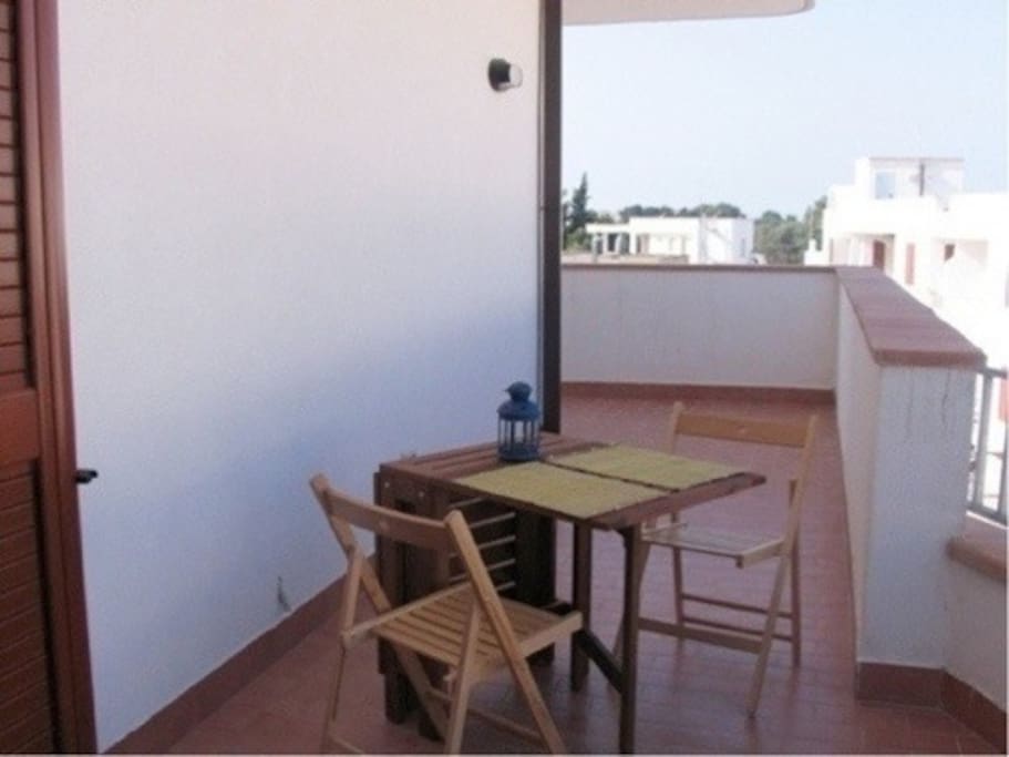 Balcone attrezzato con tavolo da 4 persone