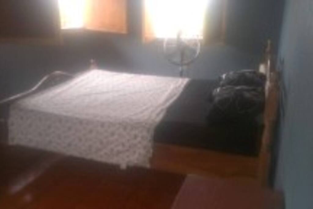 primer cuarto para una pareja con abanico y baño compartido