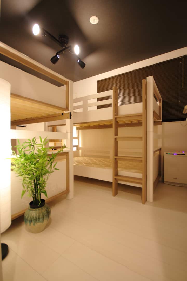 2階洋室では2段ベッドを2台備え、4名がご就寝頂けます。デザイン性にこだわりながらもスチールフレームを採用した耐荷重900kgの頑丈な2段ベッドは、高い安全性と快適性を持っています。上段は高めの柵があって落下の心配もなく、高い天井のお陰で圧迫感もありません。家族や仲間で色々話しながら寝られる、楽しいお部屋です。