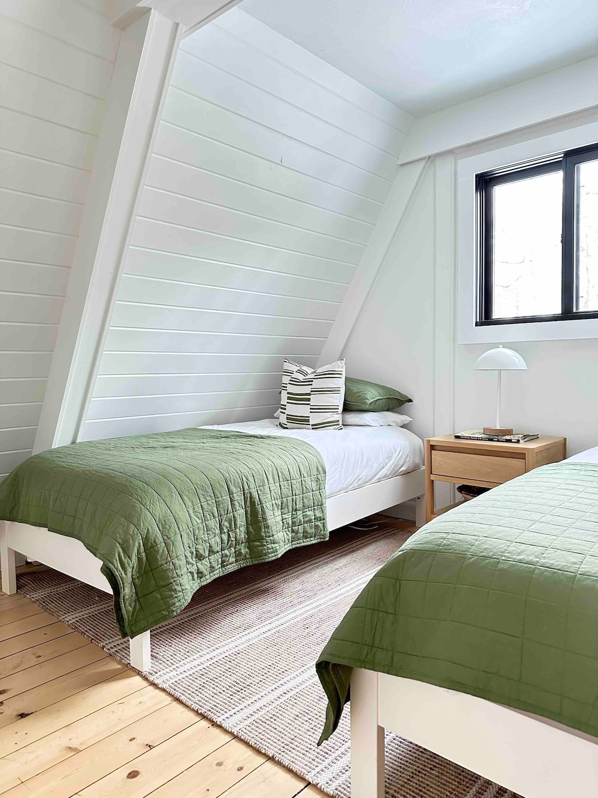 spálňa na hlavnom poschodí s dvoma oddelenými posteľami