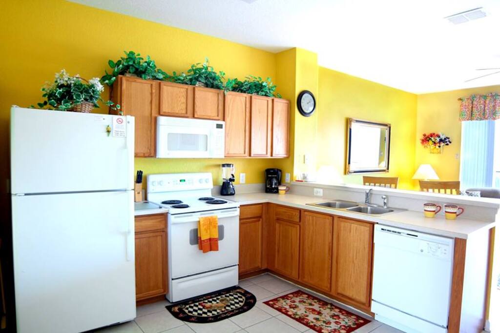 Full Eat in Kitchen with full appliances(Refridgerator, dishwasher,stove,microwave, Ice maker, coffee pot, crockpot)