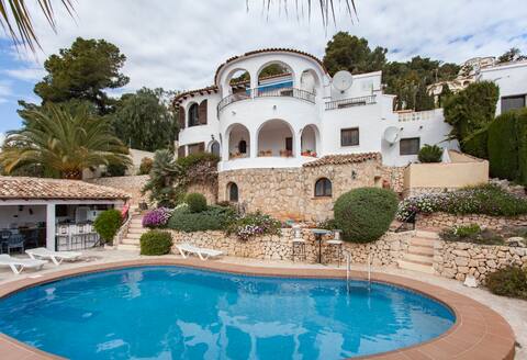 Apartment 17A Villa Jasmin with superb sea views