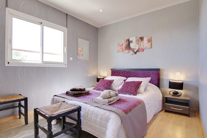 למעלה חדר שינה ראשון 12 מ"ר מעוצב