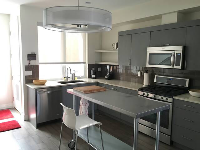 New 4 Level Townhome Close to Downtown gallery image 5