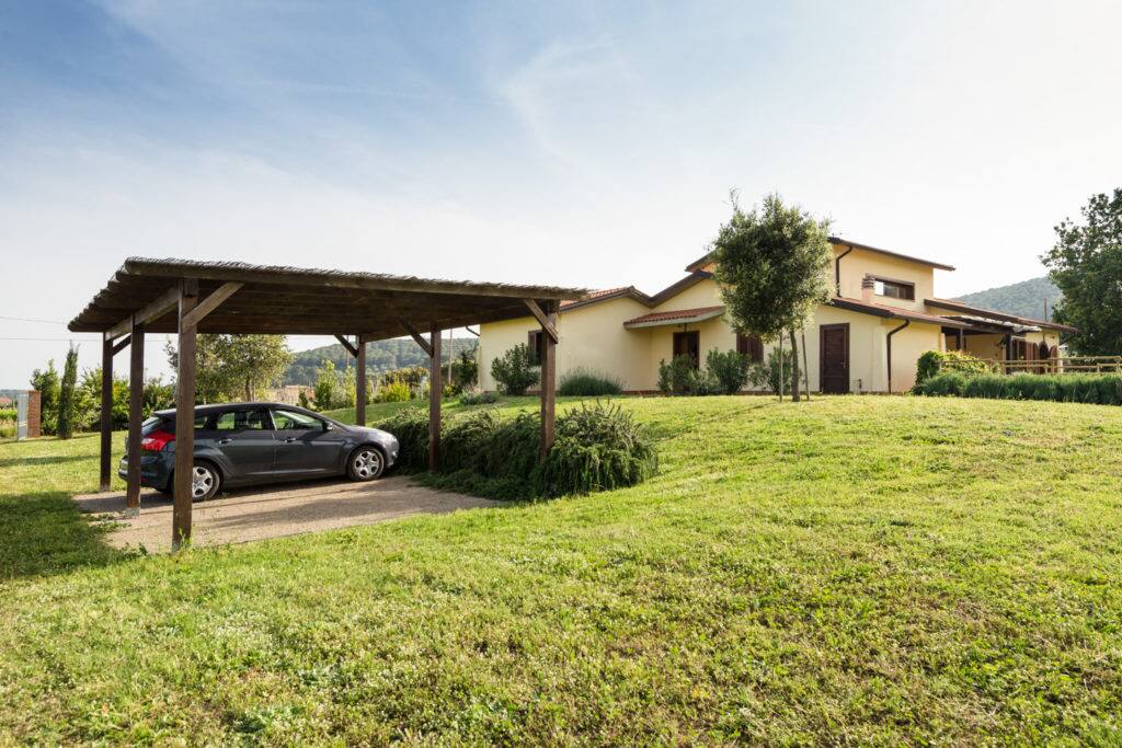 L'ingresso principale e il giardino