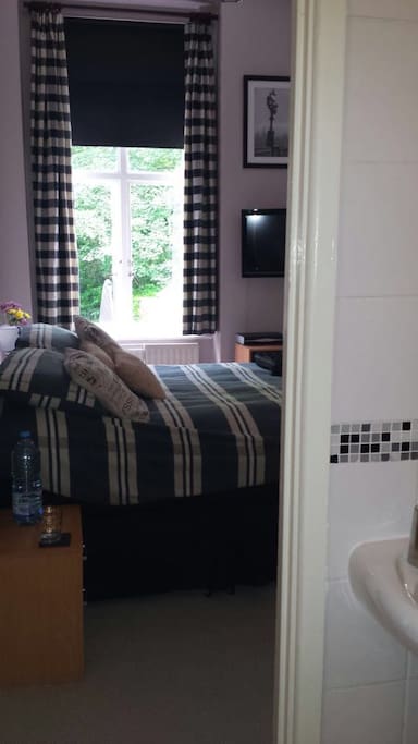 Room through ensuite