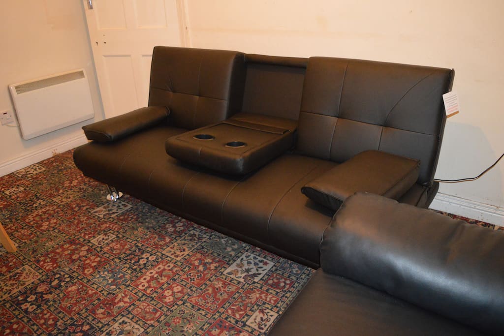 Sitting room and chill out area. Perfect for drinking Guinness. The sofa has a built in beer holder for all the amazing irish beers you will drink at my home