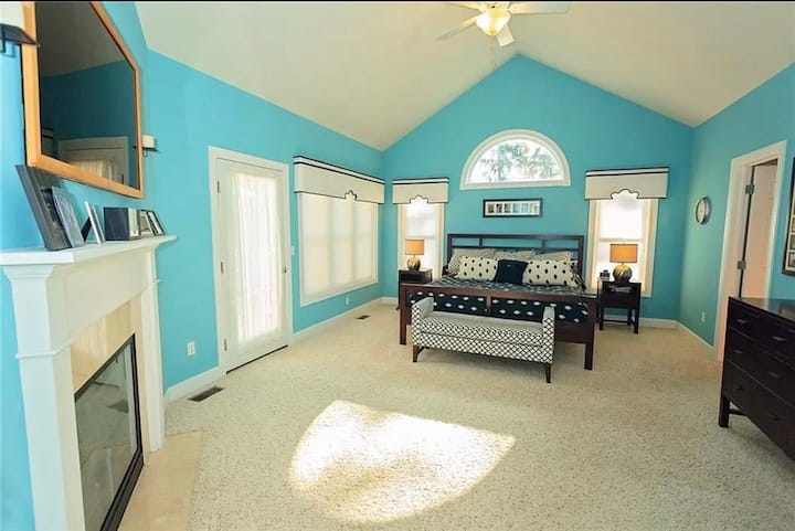 Disfruta de una noche de descanso en esta suite principal con chimenea de gas, televisión, baño principal adjunto y vestidor.