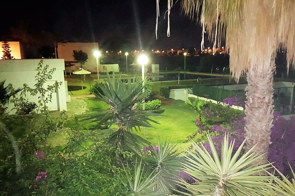 Vista de la pista de padel y piscina desde habitación.
