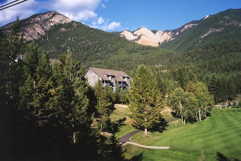 Mountain view condo on Radium Golf Course