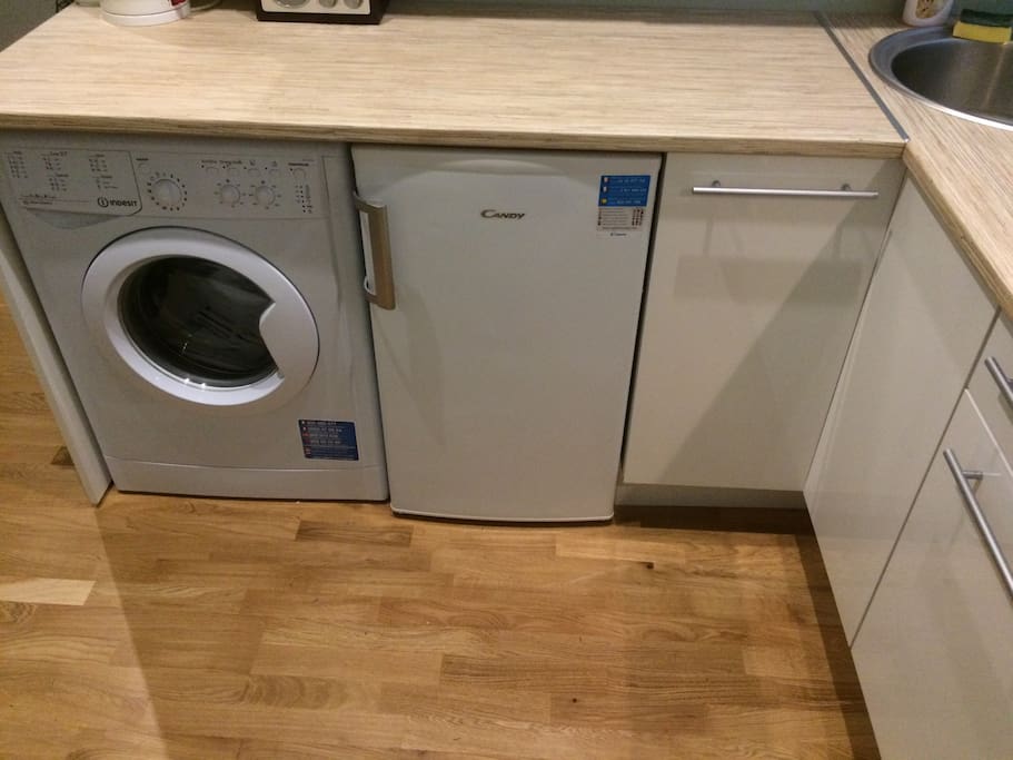 Washing machine/dryer and fridge freezer