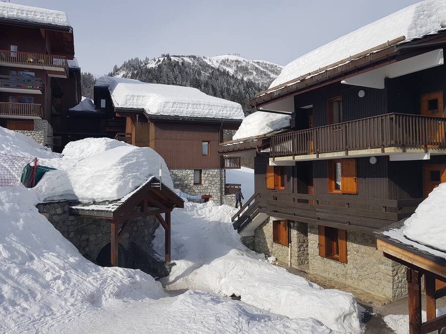 Vue d'une chambre, la piste devant le local à skis