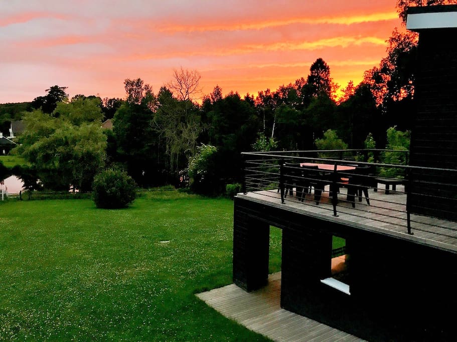 Dans la verdure et face au lac : une terrasse panoramique et une terrasse couverte