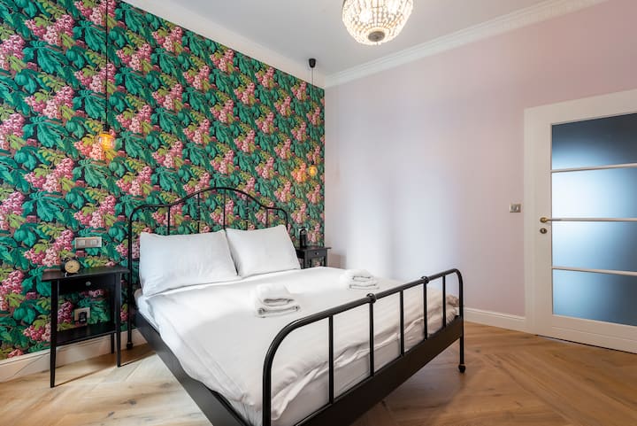 第二间卧室配有一张双人床和床头柜。