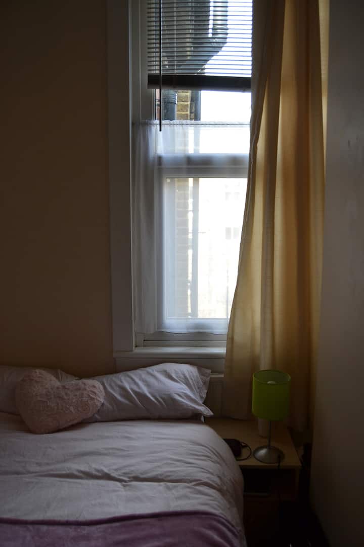 Great Double Bedroom by Ealing Broadway!