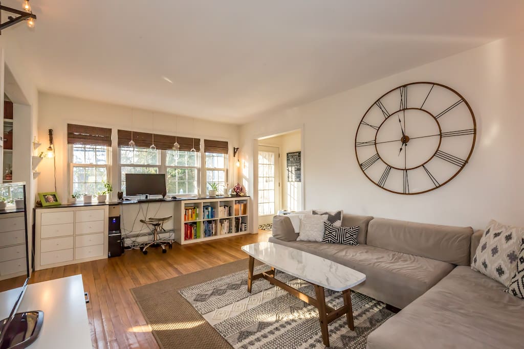 Living room with plenty of books for reading and relaxation.