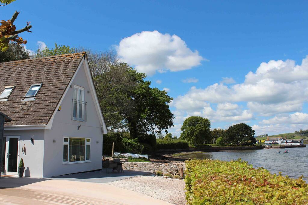 Tidelands Boathouse on the waterfront Houses for Rent in Devon