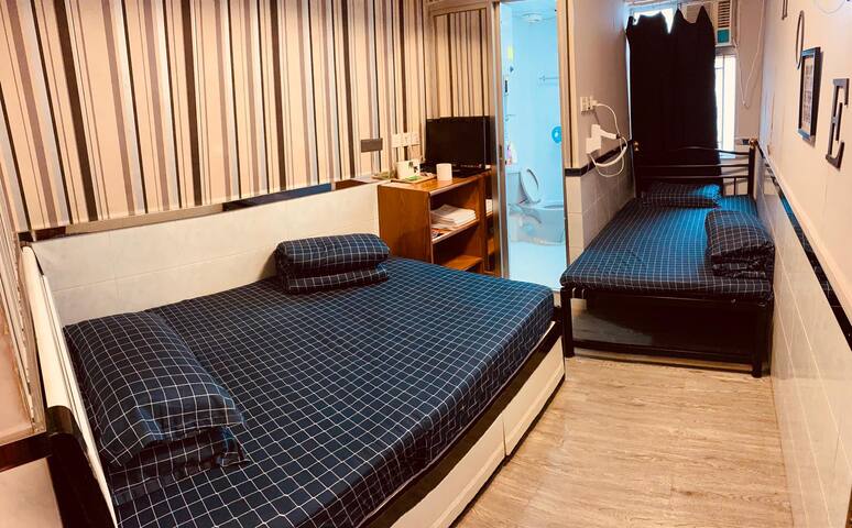 10 secs from Jordan Station, huge beds