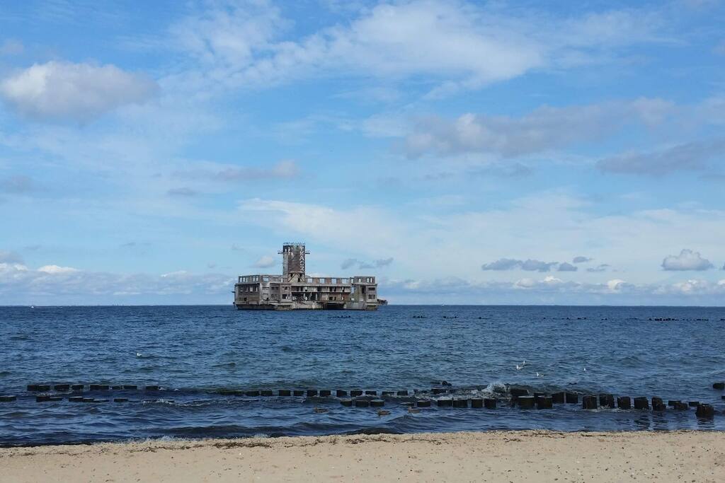Gdynia Babie Doły- widok z plaży na torpedownię