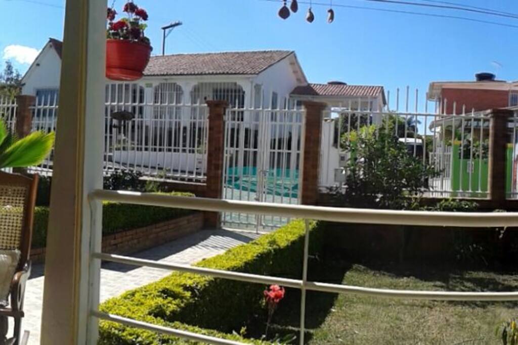 Vista enfrente de la Casa